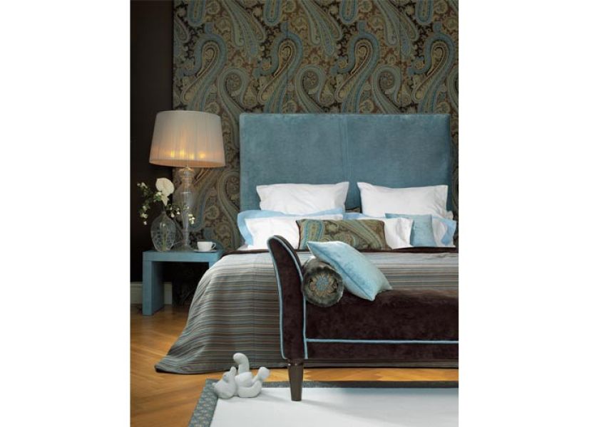 Łóżko i szezlong obite są tkaniną z najnowszej kolekcji Troja. Pasuje ona zarówno do wnętrz klasycznych, jak i nowoczesnych.