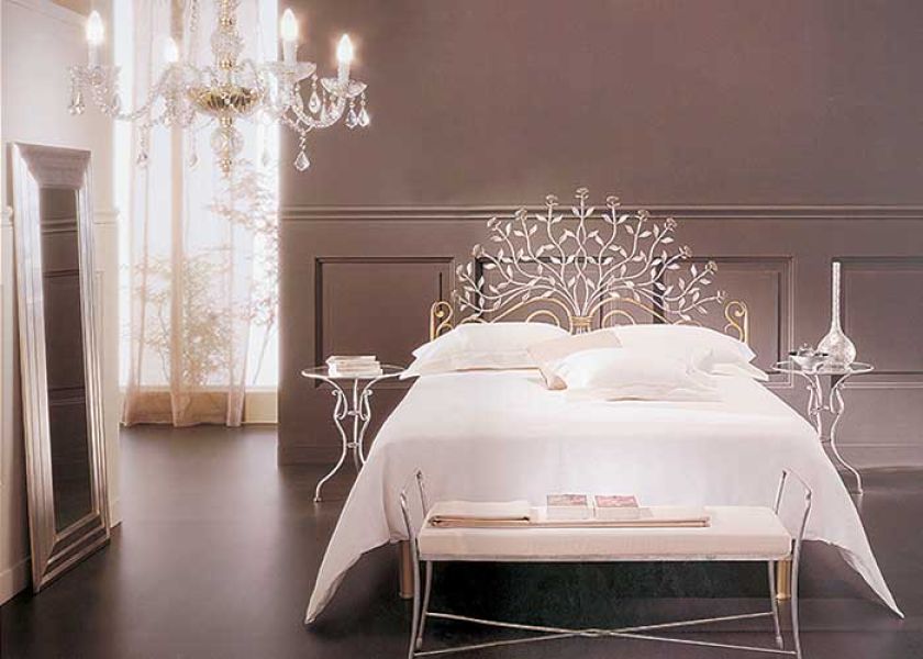 Łóżko w kolorze złotym lub srebrnym - 7650 zł. Ława - 1700 zł. Stolik nocny (średnica 49 cm, wysokość