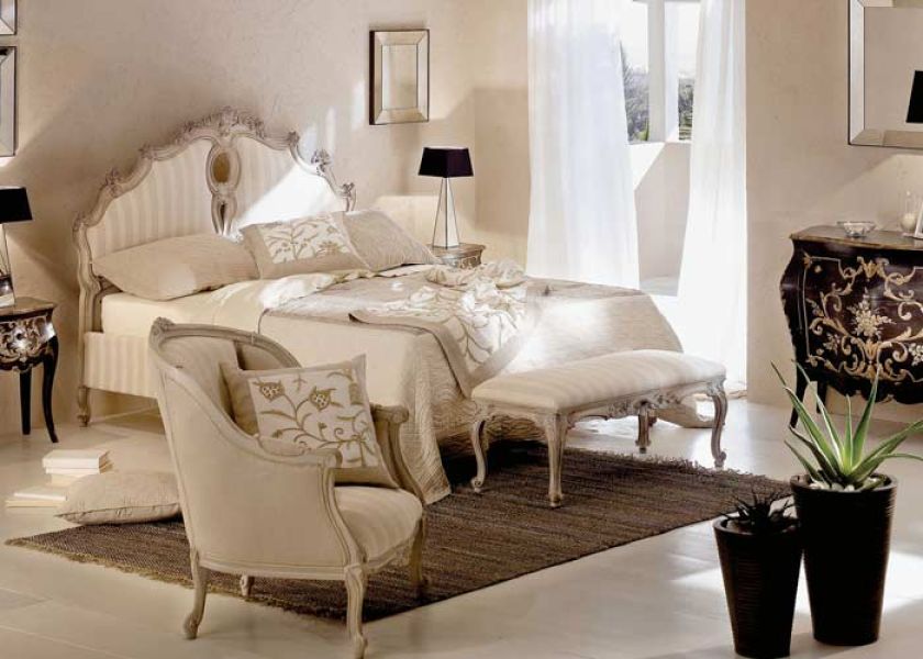 Meble nazwane imionami znanych postaci - historycznych i literackich: łóżko Sissi (3255 euro) i komódka