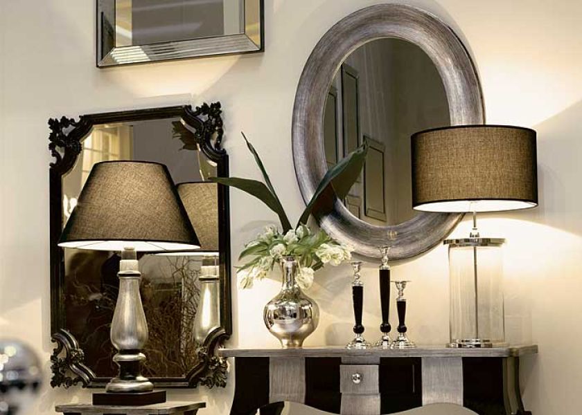 Meble z kolekcji Bernini włoskiej firmy Cantori. Duża konsola w cenie 1498 euro, mała - 779 euro. Owalne lustro