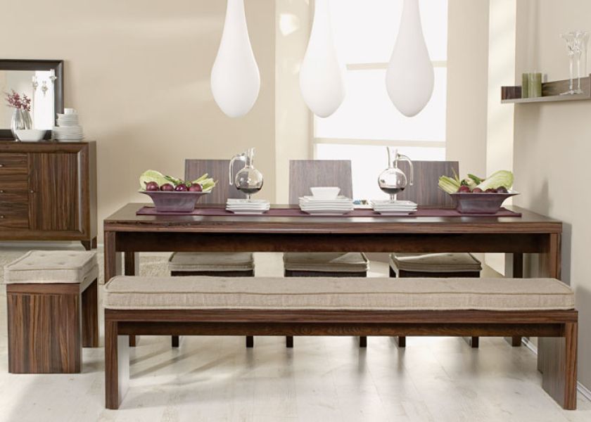 Meble z kolekcji Visage: tapicerowane krzesła (499 zł/szt.) i ława z miękkim siedziskiem (od 529 zł). Do tego stół