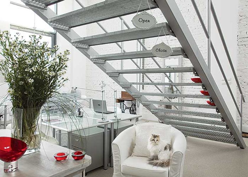 Na piętro prowadzą metalowe schody. Loft w dawnej fabryce