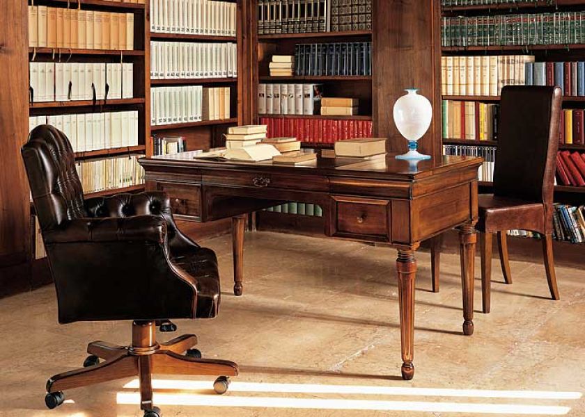 Nic tak nie dodaje powagi gabinetowi, jak półki z elegancko oprawionymi książkami. Ich nieodłącznym towarzyszem