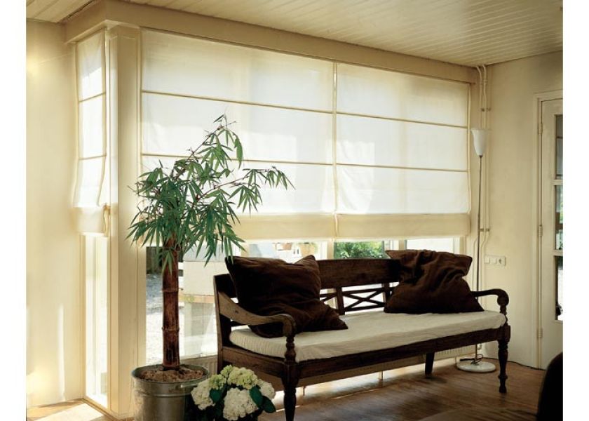 Nietypowy układ okna wymagał pomysłowych rozwiązań. Idealnie sprawdzily się tytaj rzymskie rolety. Muślinowa tkanina nie