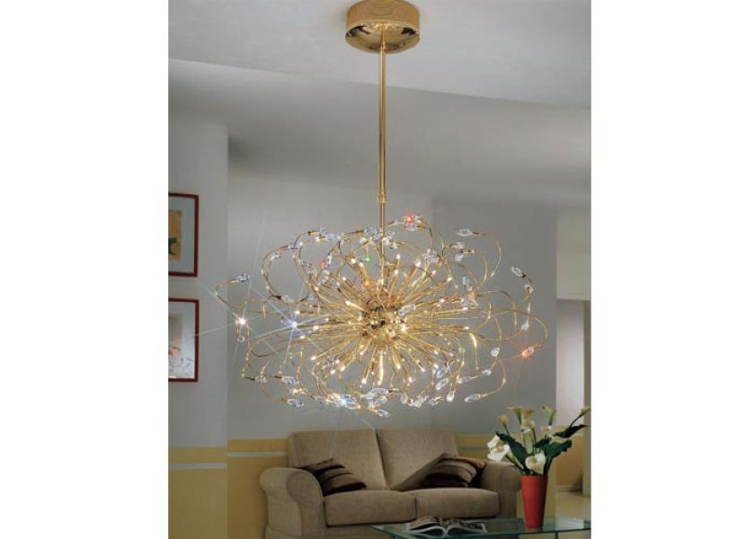 Nietypowy żyrandol z kolekcji Twister zrobiony jest z kryształów Swarovskiego. Do kompletu mamy też kinkiet