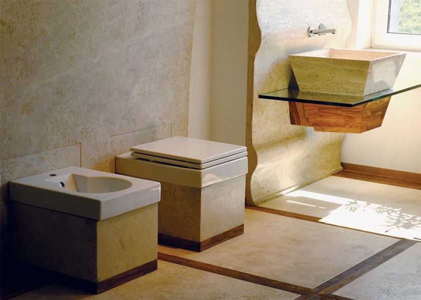 O stylu wnętrza decyduje często połączenie materiałów. Umywalkę z trawertynu zestawiono ze szkłem i drewnem.