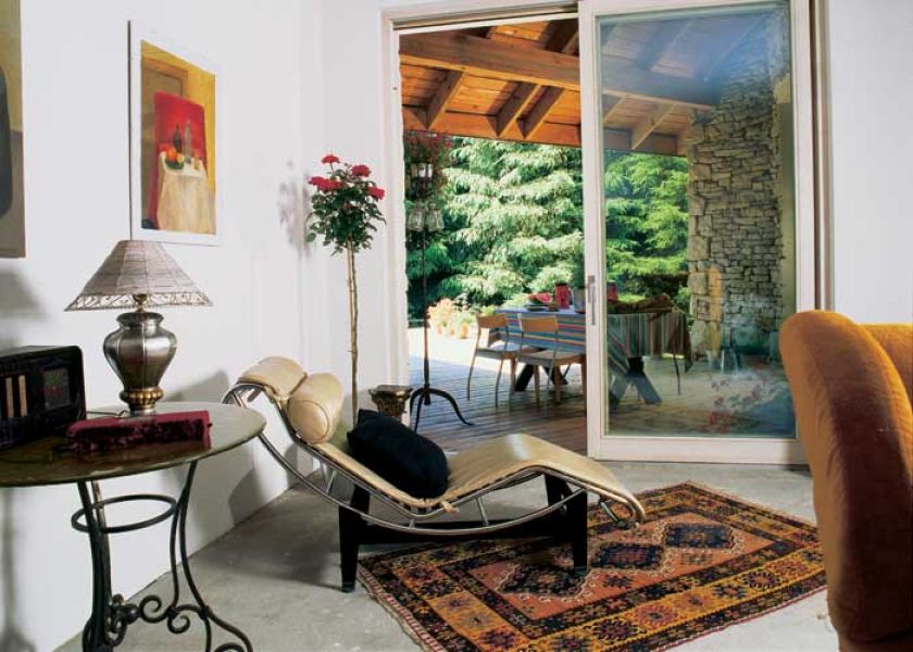 Obok staroci po dziadkach i kupionych na warszawskim Kole klasyka designu - szezlng Le Corbusiera.