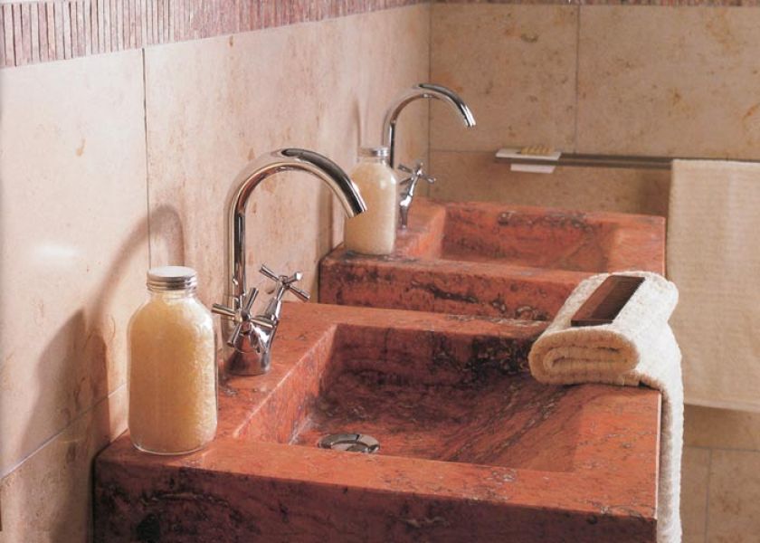 Odpowiednio zaimpregnowany trawertyn sprawdza się nawet w łazience. GALERIE VENIS