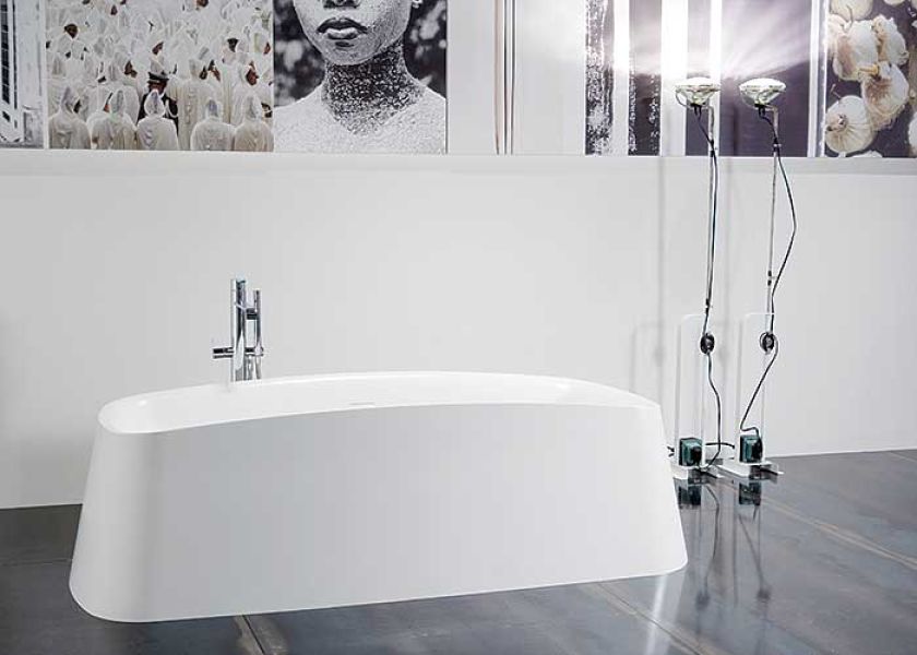 Oryginalną wannę Bella wymyślił znany projektant ceramiki łazienkowej Antonio Lupi. Po raz pierwszy pokaże ją