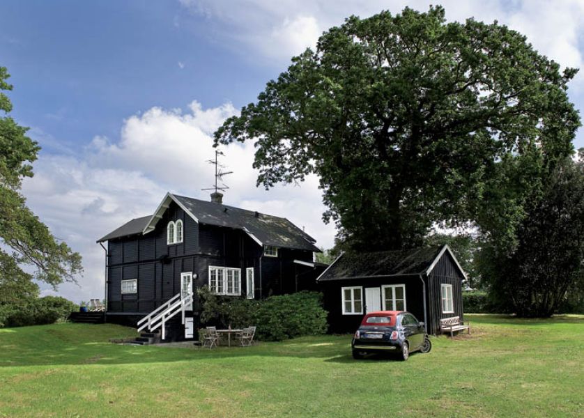 Posiadłość w Dronningmolle, leżącą pięćdziesiąt kilometrów od Kopenhagi, kazała wybudować ponad sto lat temu królewska