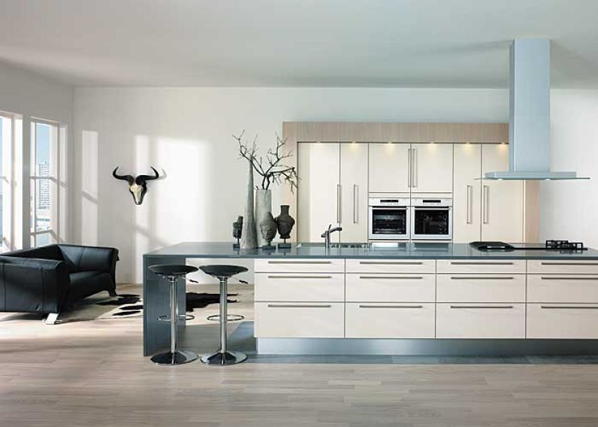 Przy wyspie znalazło się miejsce na dwa krzesła barowe. Pomalowane na biało dębowe fronty i laminaty w kolorze piaskowym