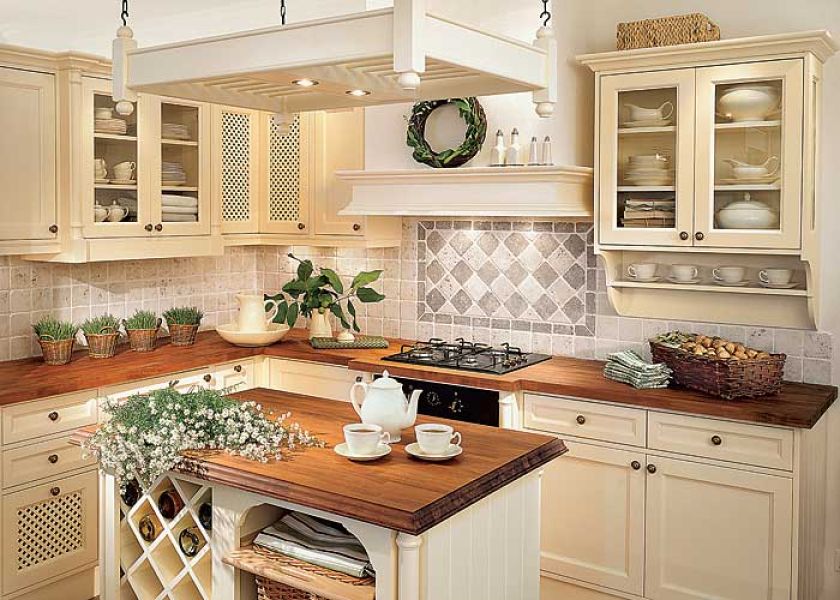 Rodzinna i przyjazna kuchnia Cottage łączy tradycję z nowoczesnością. Na wyspie bukowy blat, a pod nim butelkarka w swojej