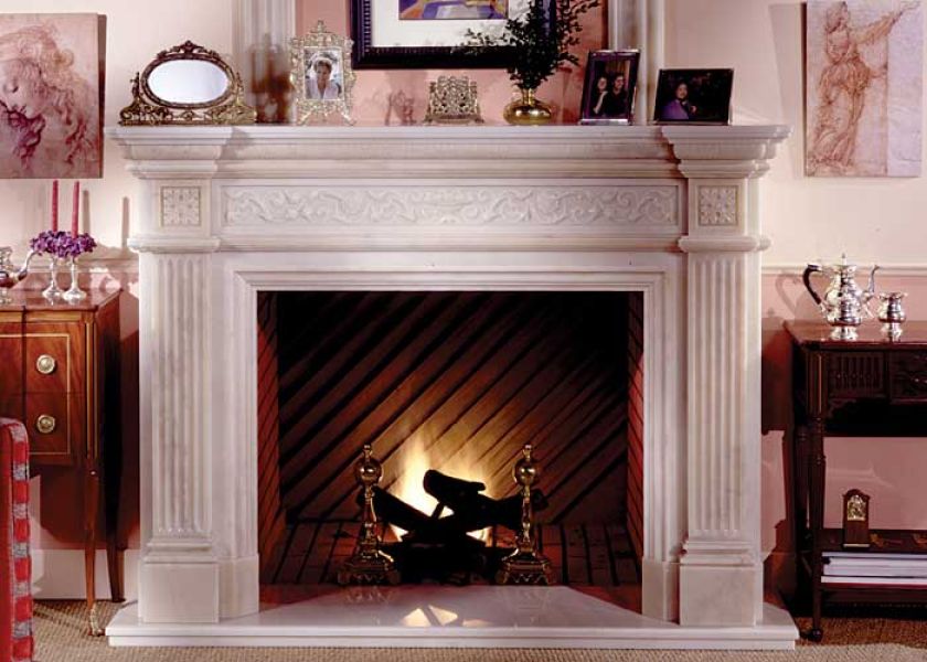 Ruchomy obraz? Tak - obudowa kominka Vallauris przypomina ramę. Ten nigdy nam się nie znudzi, bo płomienie za każdym