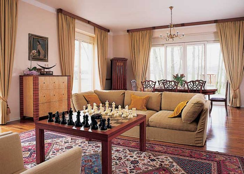 Salon łączy się z jadalnią. Willa art déco