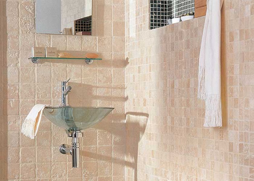 Ściana wyłożona jest trawertynem Moka (cena około 500 zł/mkw.), obok kremowa mozaika Travertino Beige (5 x 5 x 1