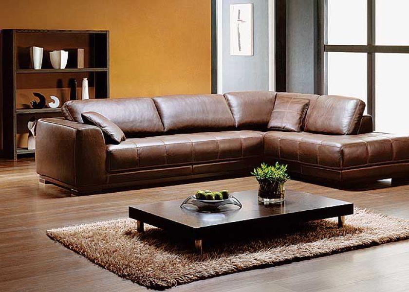 Skórzana kanapa dobrze prezentuje się w ciemnych kolorach. Surowy w formie narożnik East Village kosztuje od 8700 zł. DE