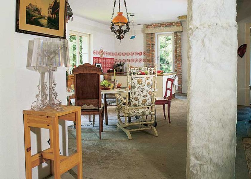 Słup konstrukcyjny Dorota zakryła białym futrzakiem kupionym na metry.