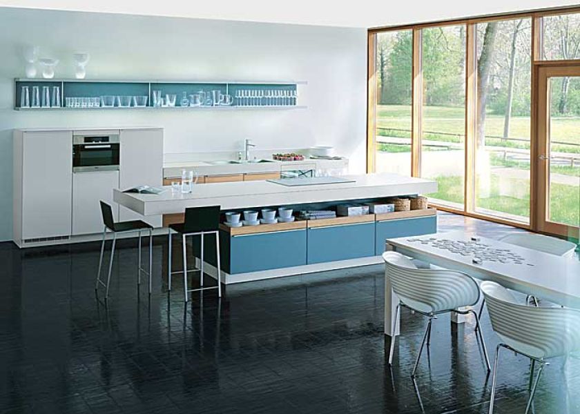 Śniadanie będzie lepiej smakowało, gdy usiądziemy na wygodnych krzesłach Tom Vac. Zaprojektował je Ron Arad. RECAMIERE