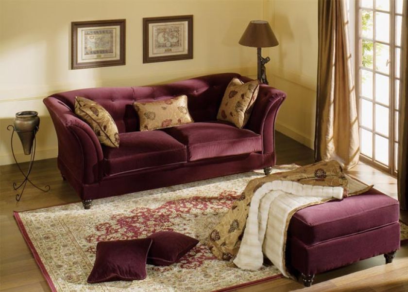 Sofa Madison w głębokim kolorze burgunda. A do tego ciepły pled i miękkie poduszki - aż nie chce się