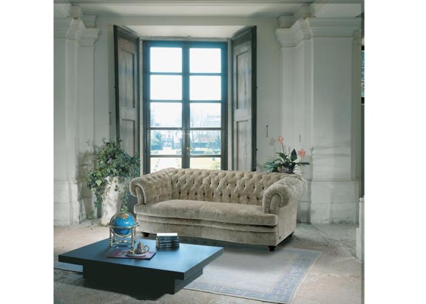 Sofę Gorky można zamówić w różnych rozmiarach i wybrać obicie z jednej z wielu tkanin lub skóry. Cena od