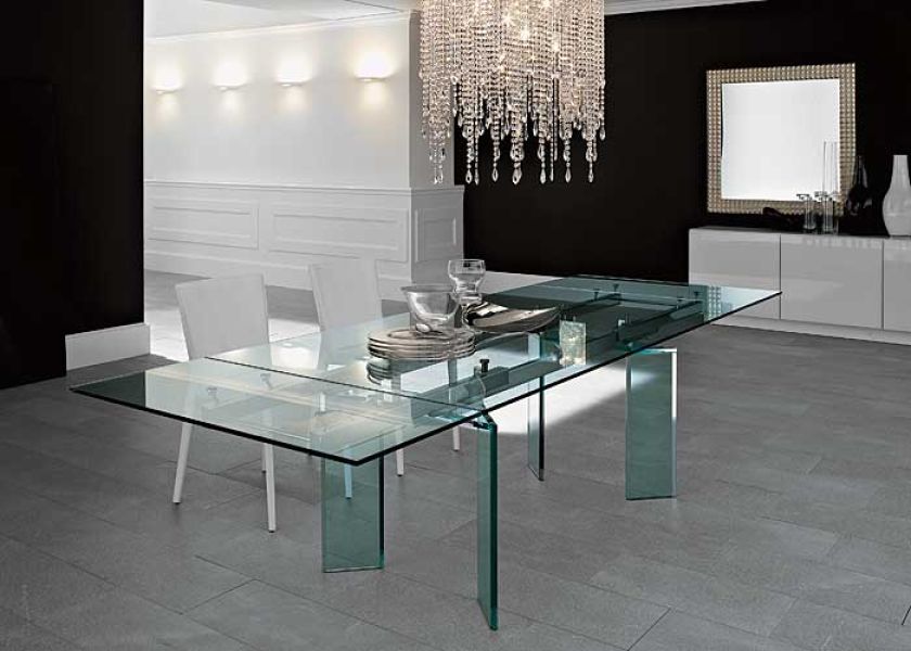 Stół Delta zaprezentowany na tegorocznych targach w Mediolanie jest cały ze szkła: do wyboru przezroczyste,