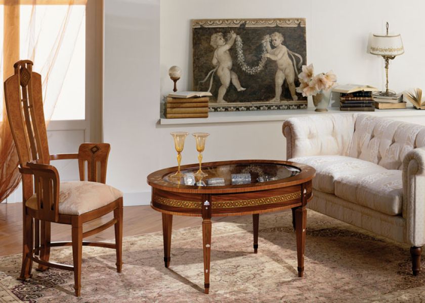 Stół-skrytka ma otwierany blat. Zrobiony jest z drewna orzecha, palisandru i róży, a do tego