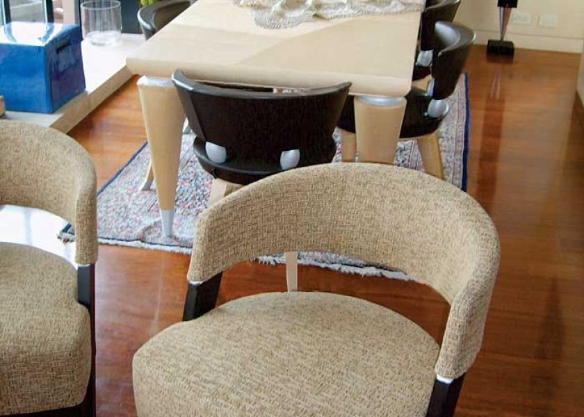 Stół Taurus ze stożkowymi nogami znajdziemy w ofercie firmy Galliani.