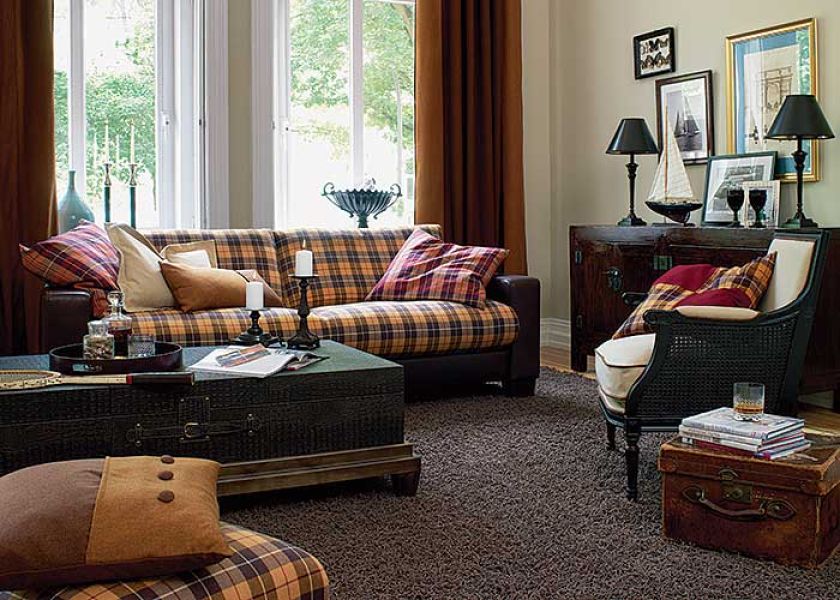 Stolik w kształcie kufra i walizka w roli gazetownika - aż chciałoby się gdzieś pojechać. Aranżacja firmy JAB ANSTOETZ.