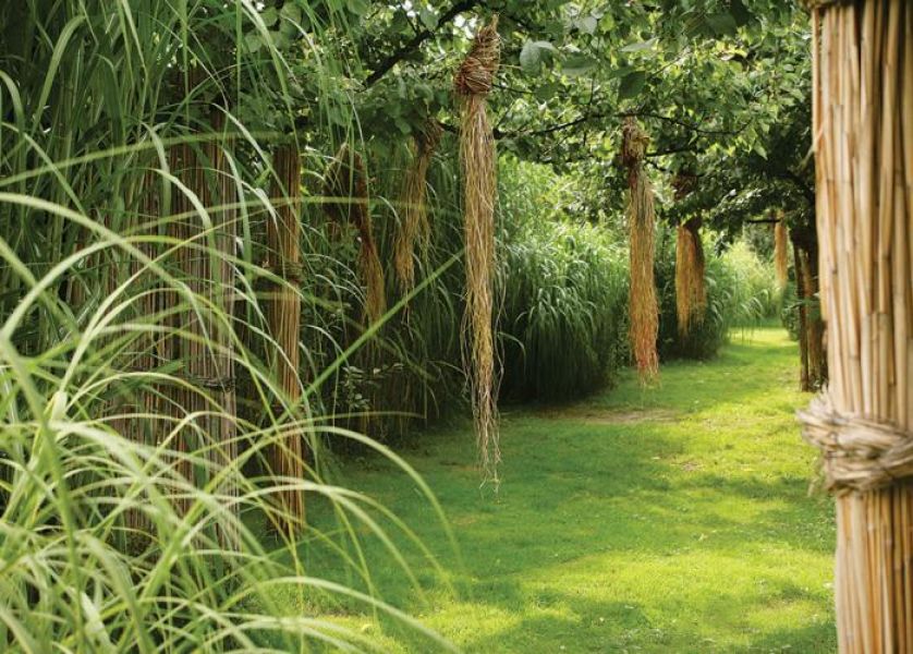 Strachy zrobione są z suszonych traw.