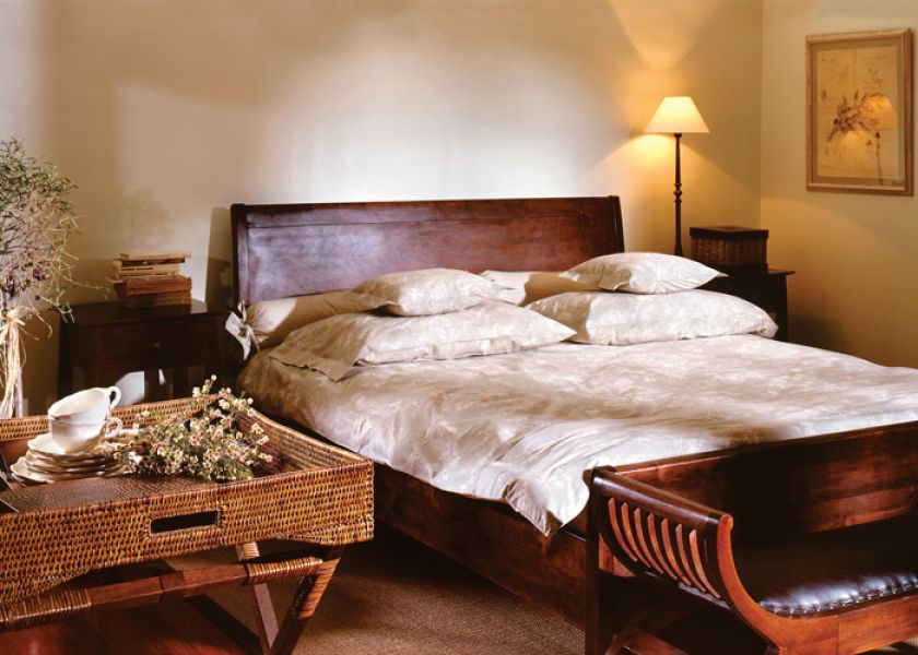 Sypialnia Kilimandżaro ze stylową ławą w nogach łóżka (3660 zł). W kolekcji też komoda, szafki nocne (1100 zł/szt.) i