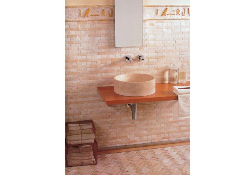 Ta na ścianie to Nemes, na podłodze - Gizeh Moka-Albero i dekory z kolekcji Horus. GALERIE VENIS