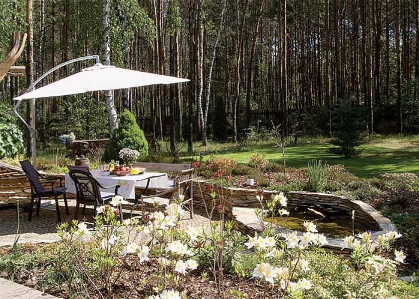 Taras oddzielony od salonu szklaną ścianą.