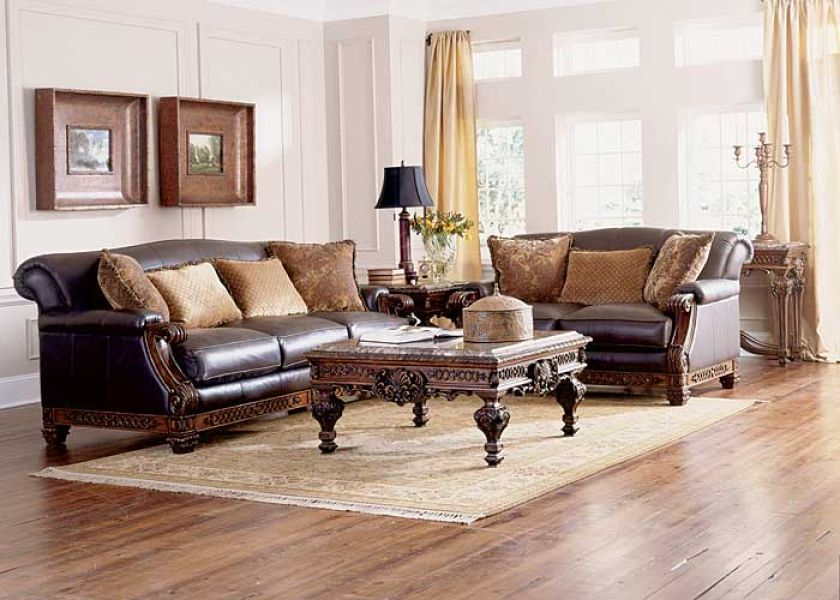 Ten komplet wyprodukowano w amerykańskiej firmie Ashley. 3-osobowa kanapa w skórze kosztuje 5490 zł, za