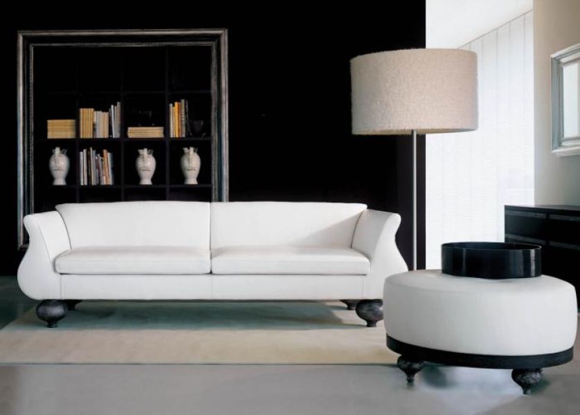 To nie obraz, ale wiszący regał oprawiony w posrebrzane ramy. EGO