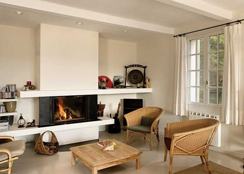 Tradycyjny kominek w nowoczesnej oprawie.