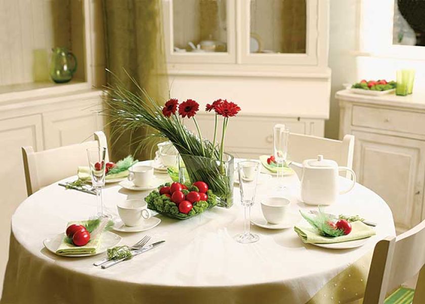 Trzy kolory: biel, czerwień i zieleń. W roli głównej kolekcja Biały Len z delikatnymi żłobieniami. Talerz płytki kosztuje 38