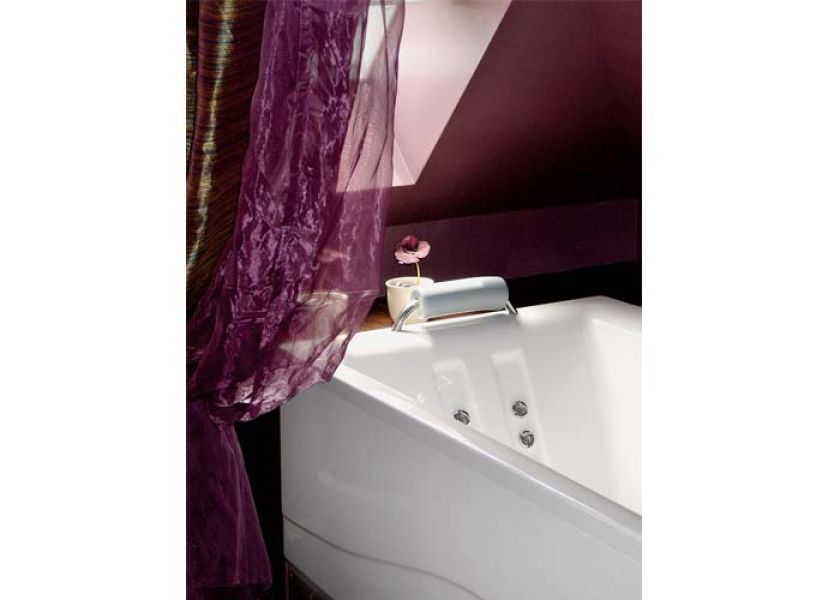 Tuż przy wannie wiszą zwiewne zasłonki.