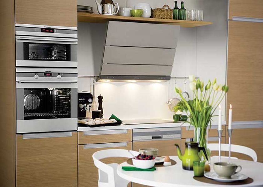 Ułatwią nam życie: piekarnik z kuchenką mikrofalową (4499 zł), piekarnik z grillem (1699 zł), zmywarka do zabudowy (szer. 60