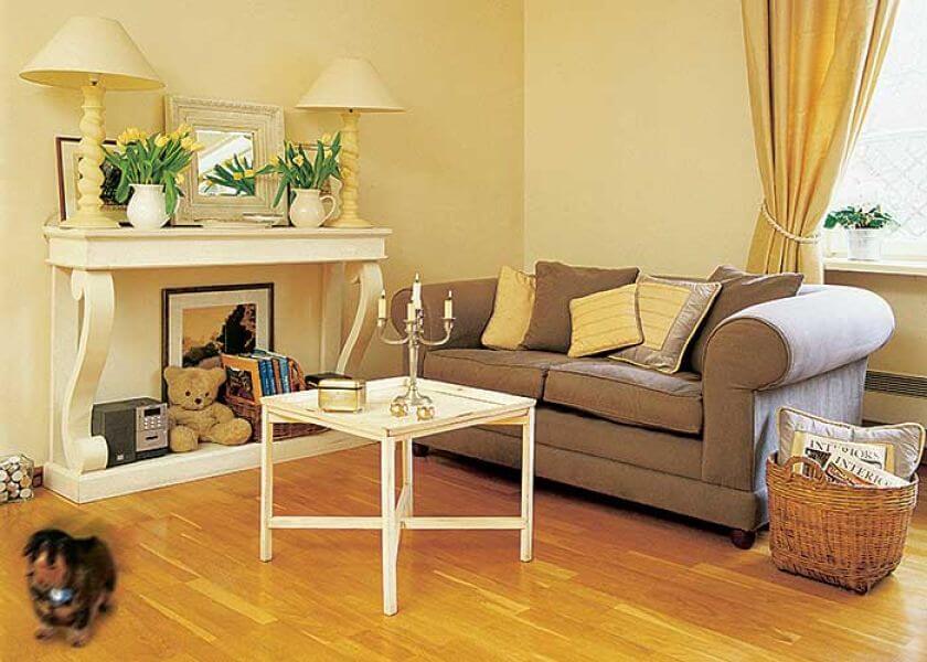 W domu jest mnustwo wiklinowych koszy. Jesli akurat nie śpi w nich jamnik Anatol, służą jako gazetowniki.