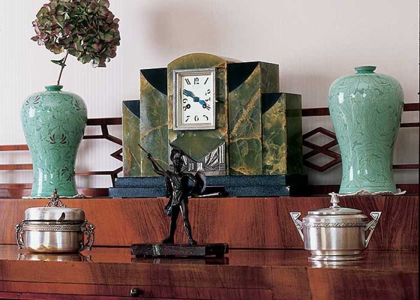 W domu znajdziemy wiele drobiazgów w stylu art deco.