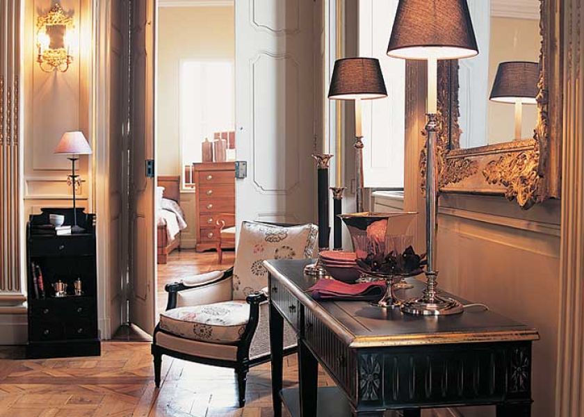 W głębi szafka pod telefon z kolekcji Ermitage inspirowana epoką Piotra I. Po prawej konsola z kolekcji Provencal z