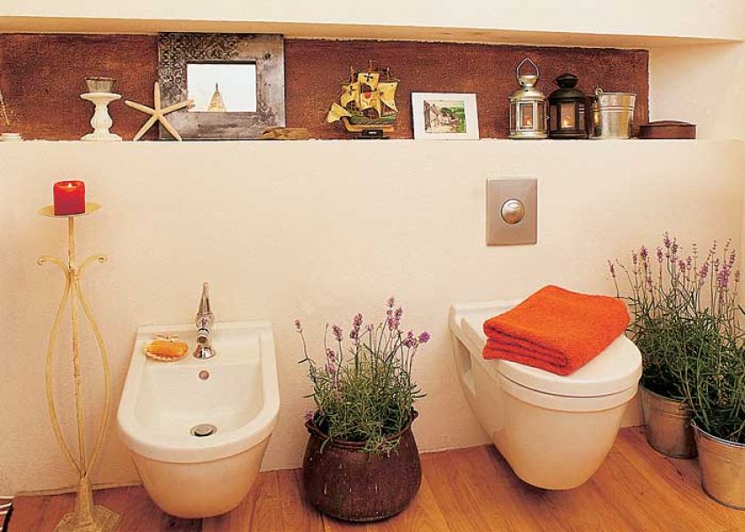 W łazience gospodyni postanowiła stworzyć klimat intymnego saloniku, stąd drewniana podłoga, a na ścianach przecierka.