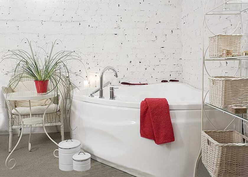 W łazience narożna wanna. Loft w dawnej fabryce