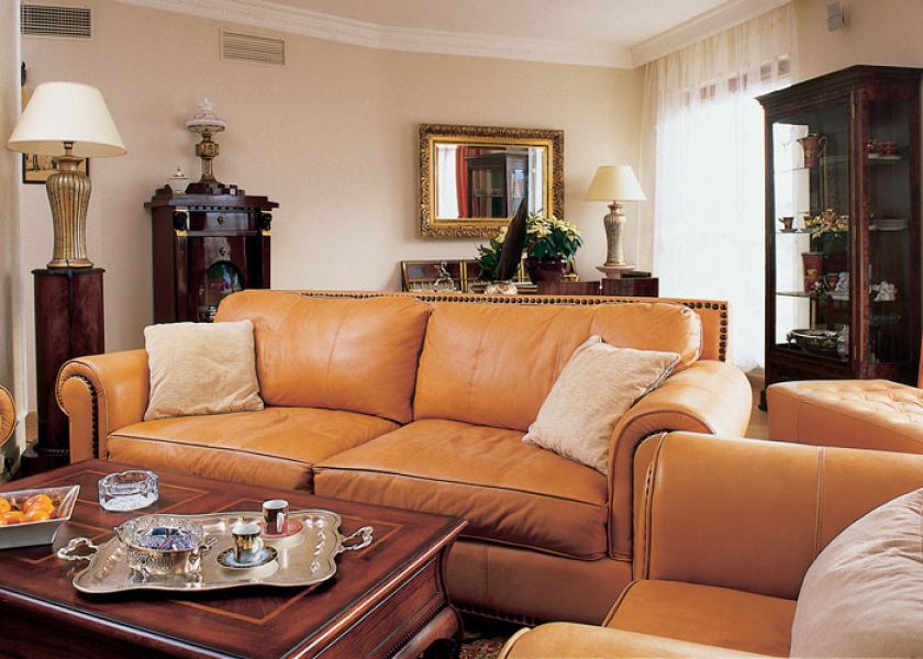 W salonie obowiązkowo musiała się znaleźć wygodna kanapa.