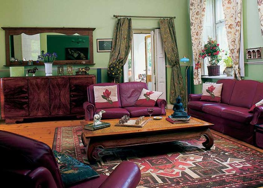 W salonie skórzane kanapy i niski stolik.