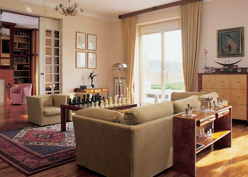 W salonie stanął stół z szachownicą i ogromnymi figurami. Panowie rozgrywają przy nim zażarte szachowe pojedynki.