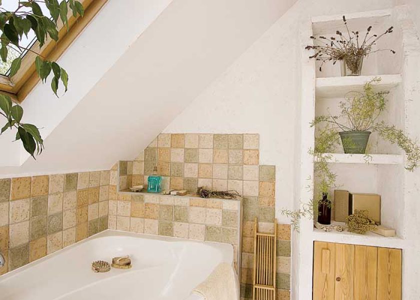 W tej rustykalnej łazience płytki są tylko tam, gdzie to konieczne.