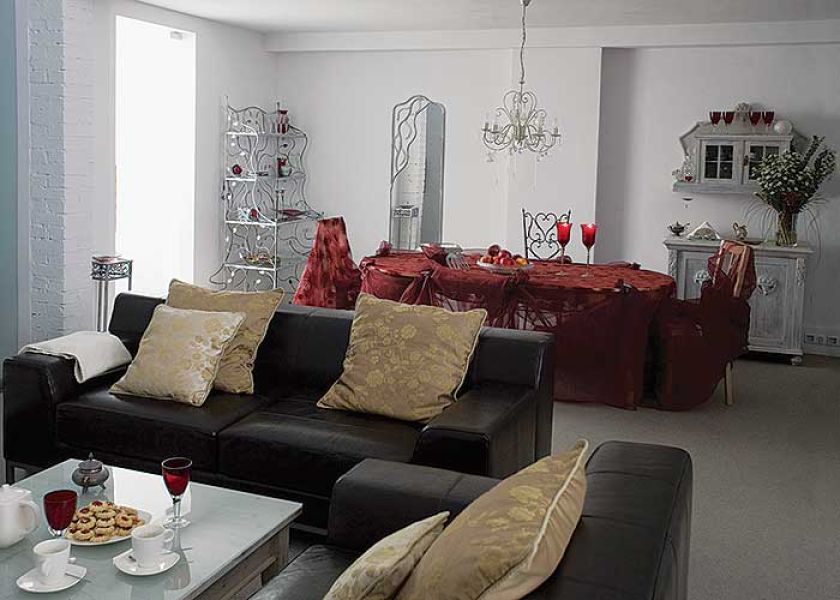 W tym lofcie pomieszczenia się przenikają. Salon jest połączony z jadalnią.