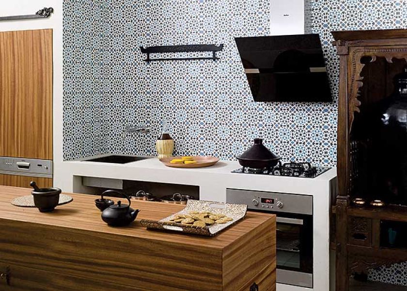 W tym okapie (1699 zł) można się przeglądać jak w lustrze. Zmywarka do zabudowy kosztuje 2249 zł, a piekarnik