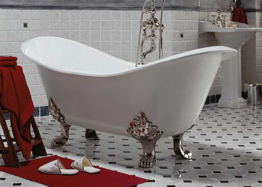 Wolno stojąca wanna Imperiale oparta na żeliwnych nogach jest głównym bohaterem łazienki. Jej styl podkreśla